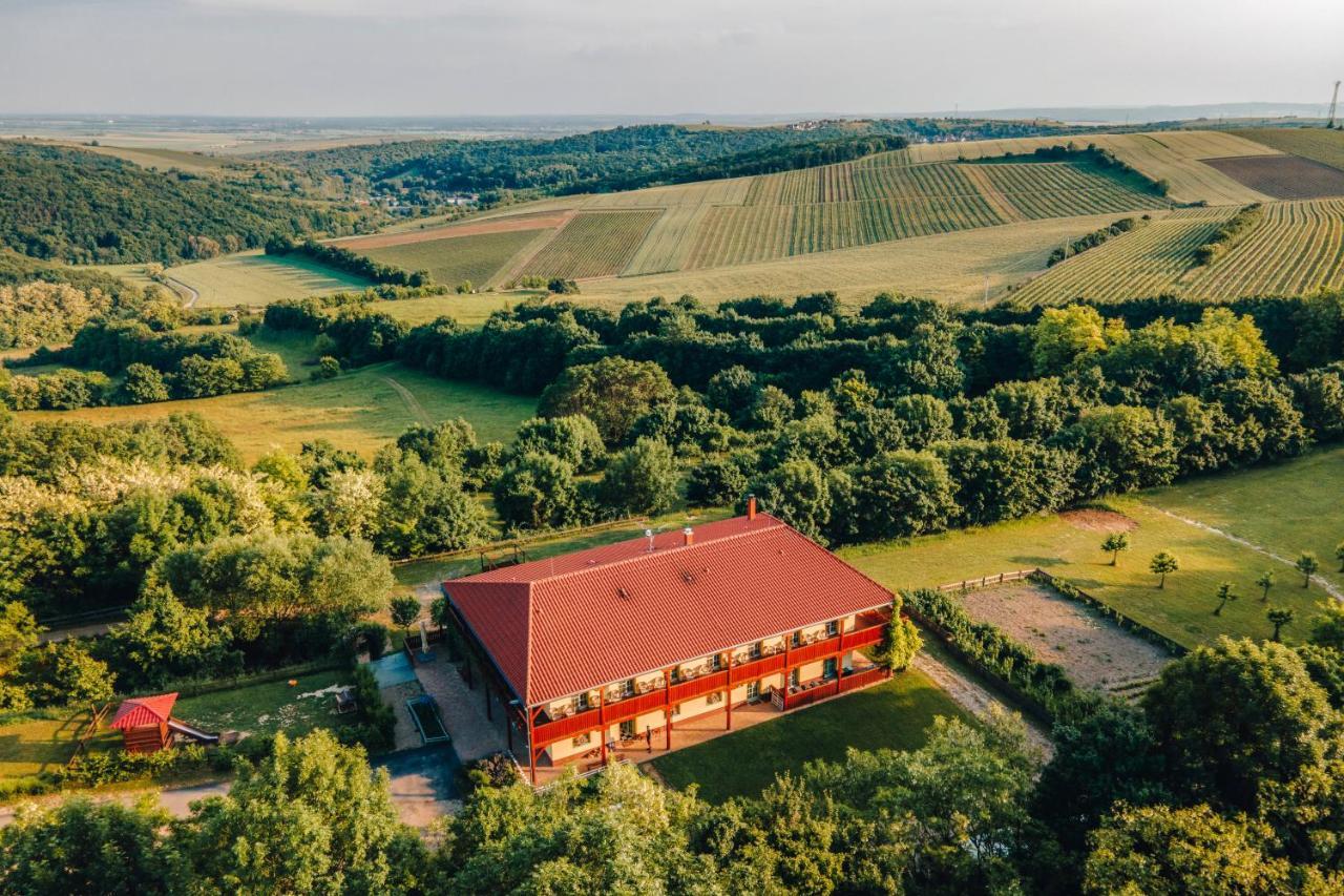 Farma Ovci Terasy Villa Němčičky Exteriör bild